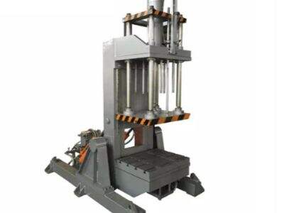 고속 생산 자동차 부품을 위한 중력 주조 기계에 자동화 통합