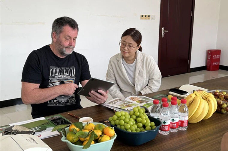 Clientes australianos vieram nos visitar e ficaram muito interessados ​​em nossas chapas de aço inoxidável