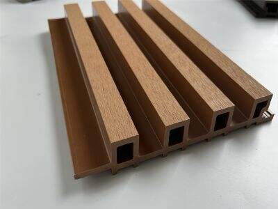 WPC z warstwą koekstrudowaną oferuje doskonałą ochronę powierzchni przed zarysowaniami i plamami