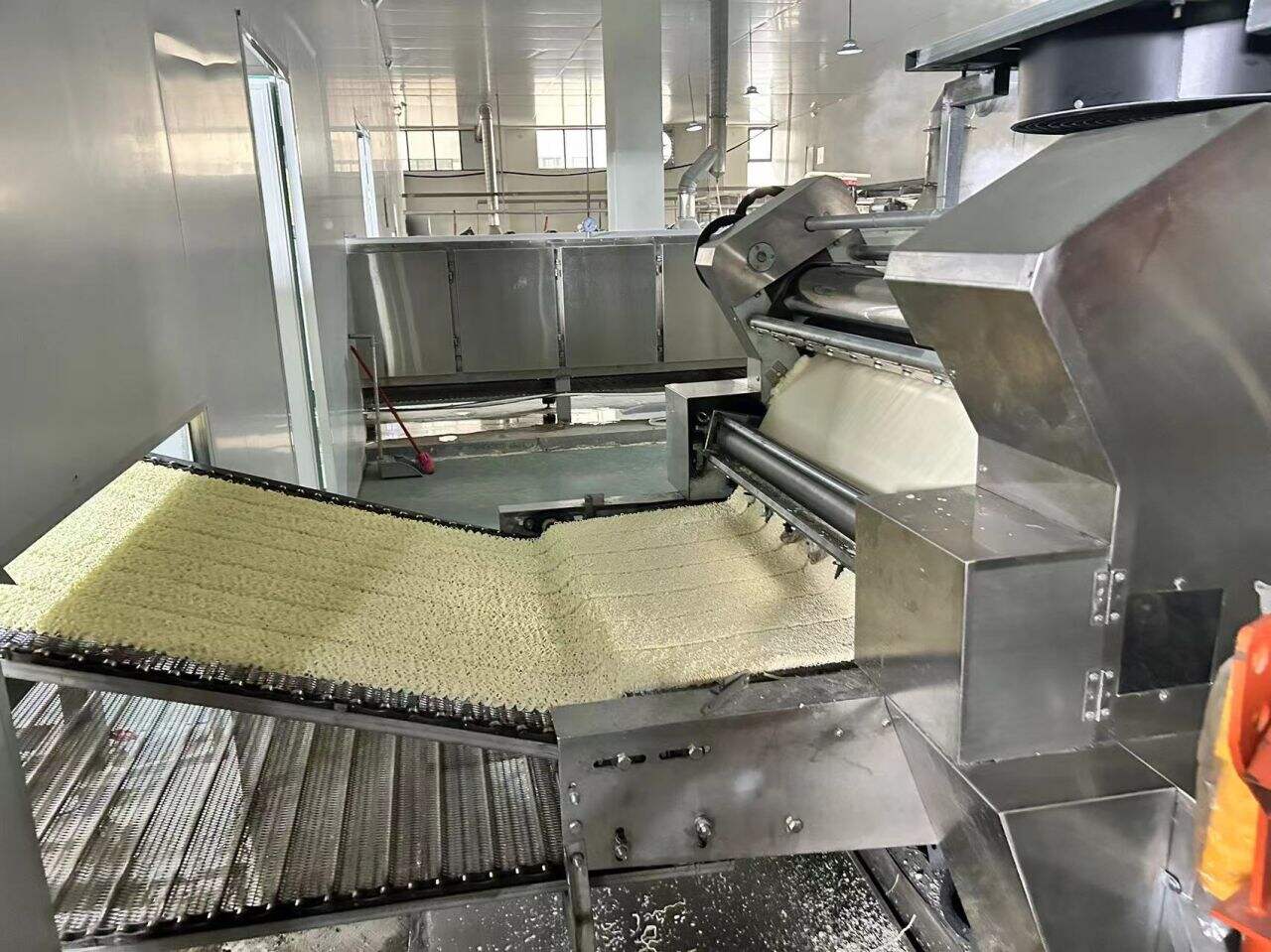 Mantenha-se à frente da concorrência e otimize suas operações com nossas máquinas modernas para produção de massas em formato de macarrão