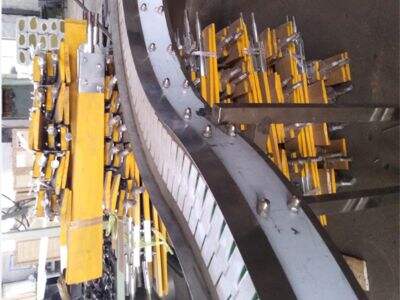 生地をシート状に延ばす際にパスタローラー機械が破れをどのように防ぐか