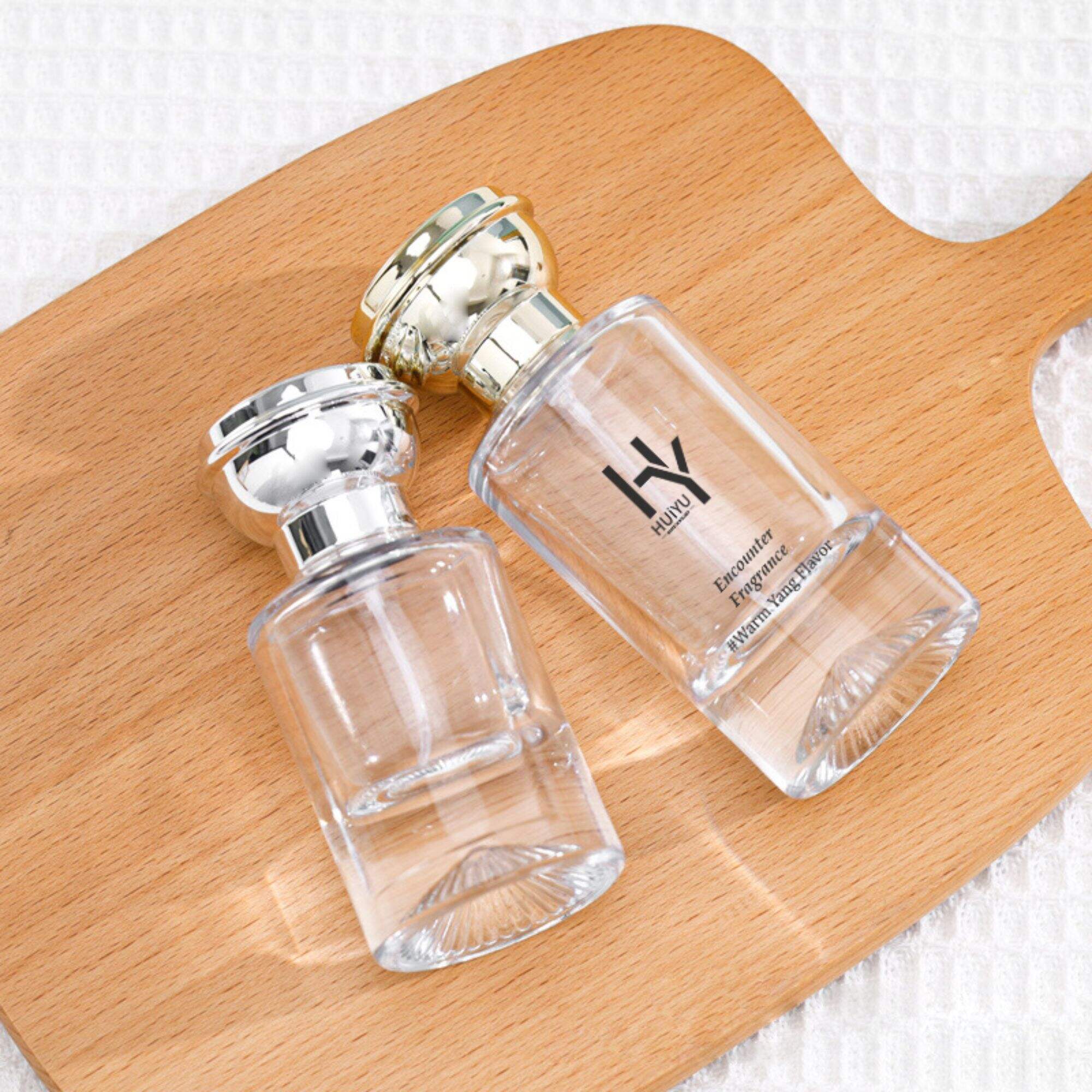 Runde transparente dünne Parfümflaschen Maßgeschneiderte geschnitzte Plastikabdeckung HY-211
