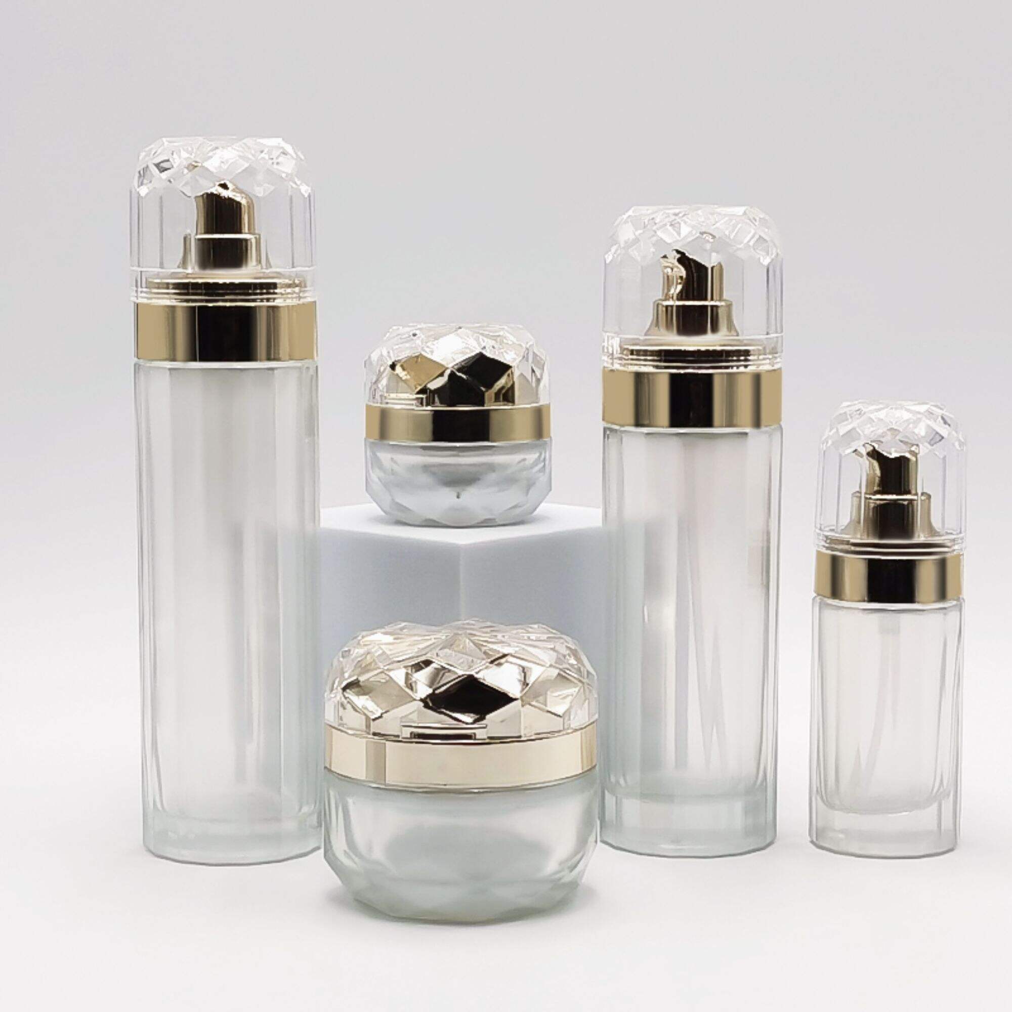 Round empty skincare glass spray bottle cosmetic packaging with pump HY-2366
