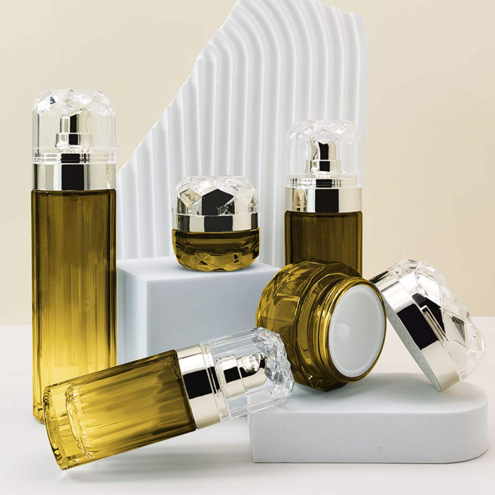 Round empty skincare glass spray bottle cosmetic packaging with pump HY-2366