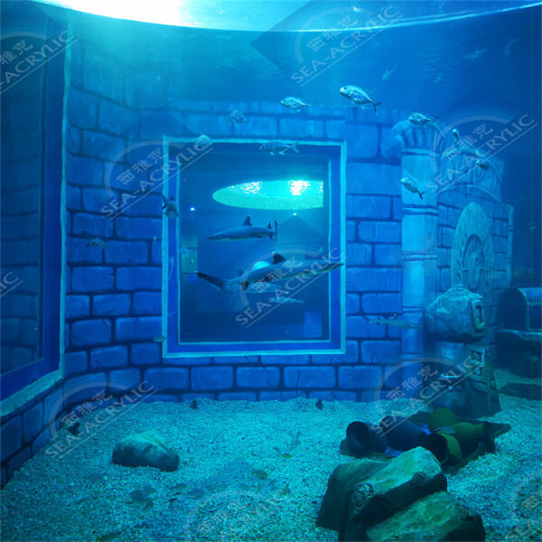 The Ease and Elegance of an Outdoor Acryl Aquarium