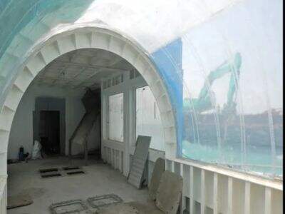 Okna z pleksiglasu wymagają klejów bezrozpuszczalnikowych, aby zapobiec pękaniu spowodowanemu naprężeniem