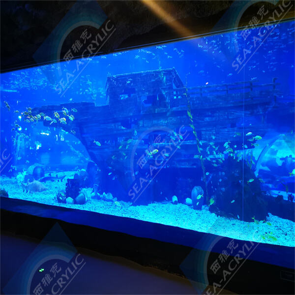 Cena rodeado de vida marina en el restaurante de acuario de metacrilato