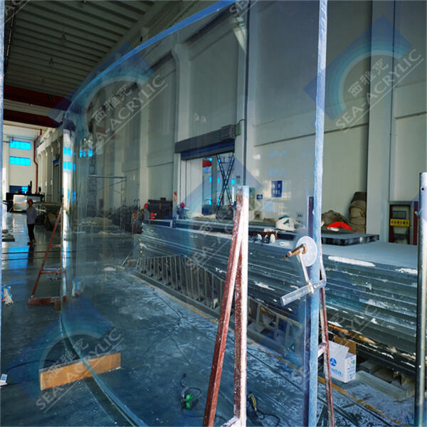 Keep your aquarium clean and sparkling with the durable and scratch-resistant acrylic material.