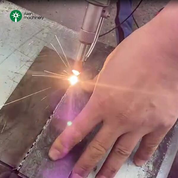 Usando o soldador portátil a laser de fibra
