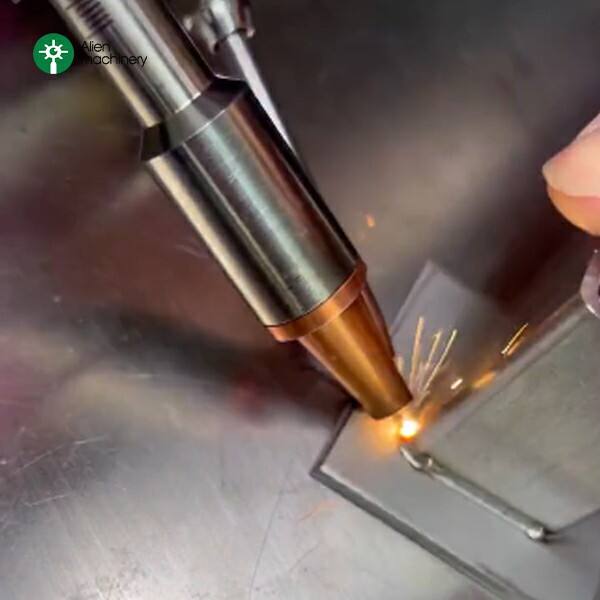 Uso de máquina portátil de solda de metal a laser