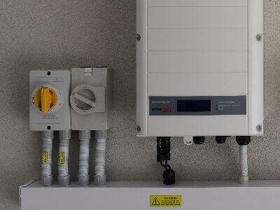 Inversor Solar Seguro: Mejores Prácticas para Instaladores y Usuarios