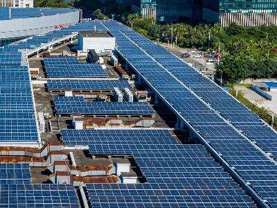 Sistemas de Paneles Solares vs. Generadores Tradicionales: Pros y Contras