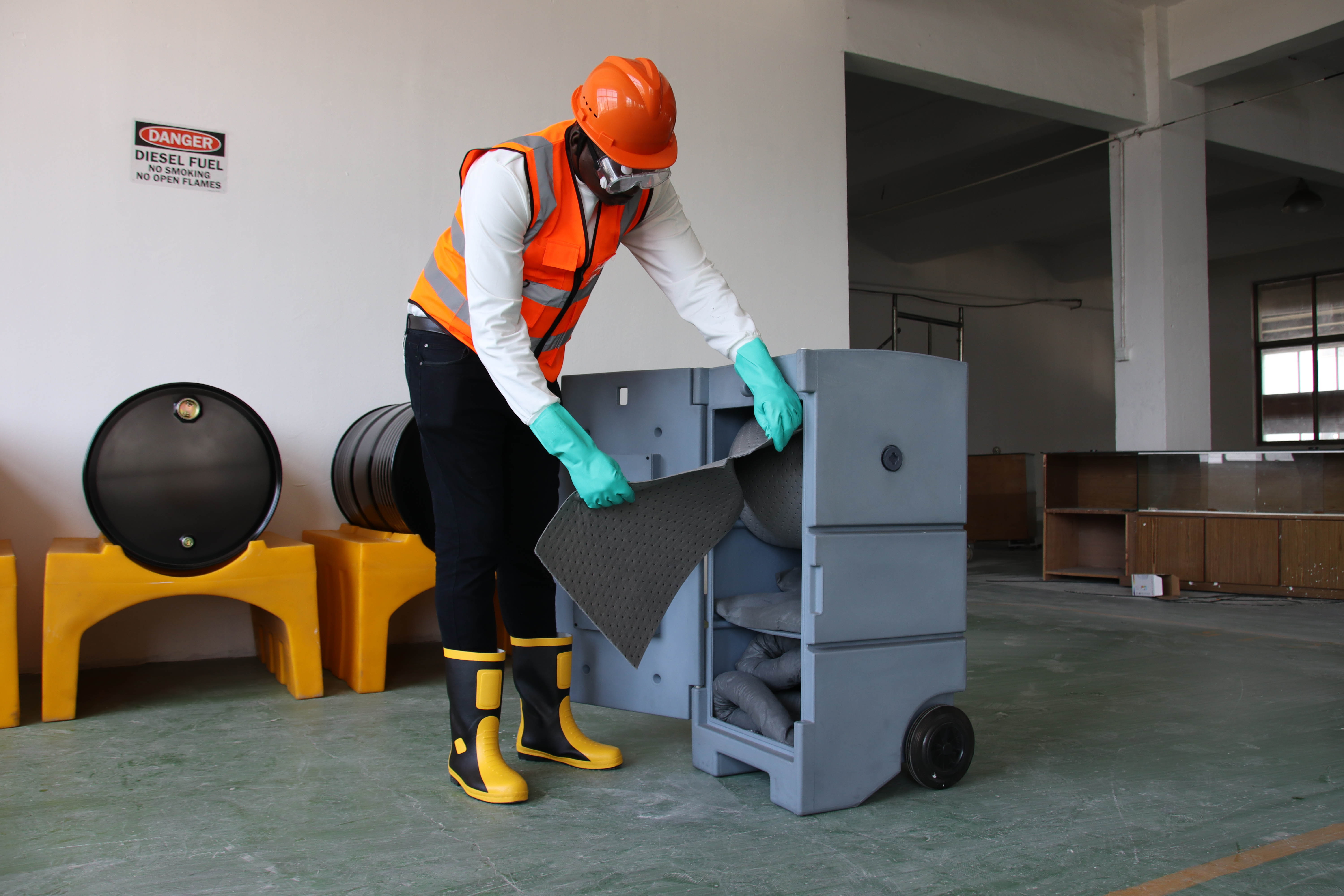 Secondary Spill Containment Chemical Oil Spill Control Kit Polyethylene Spill Emergency Handling Cart and Set supplier