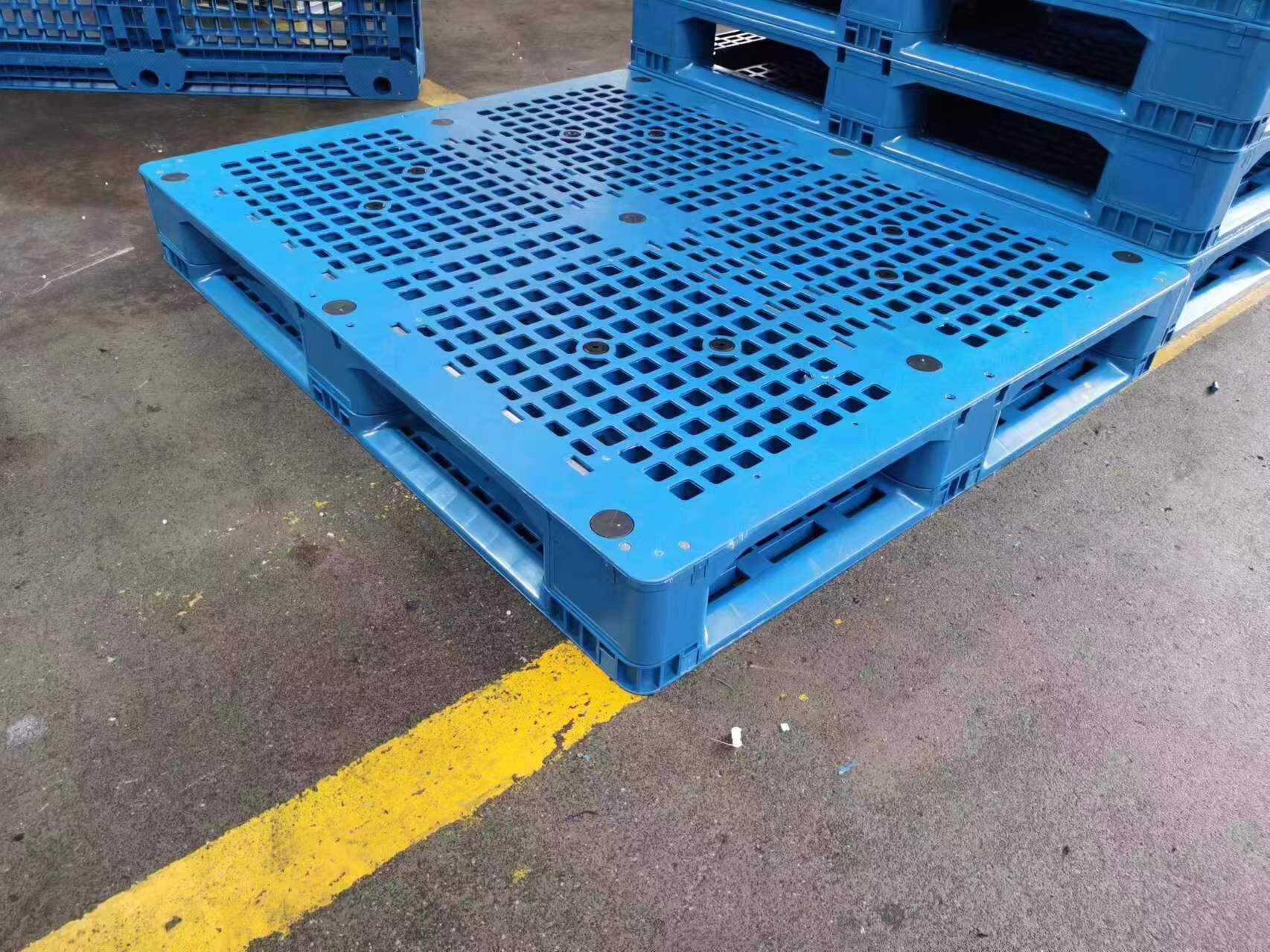 HDPE Logistic Heavy Duty 3 Open Deck dengan Runners Rack Pallet Plastik untuk pemasok pengiriman Penyimpanan