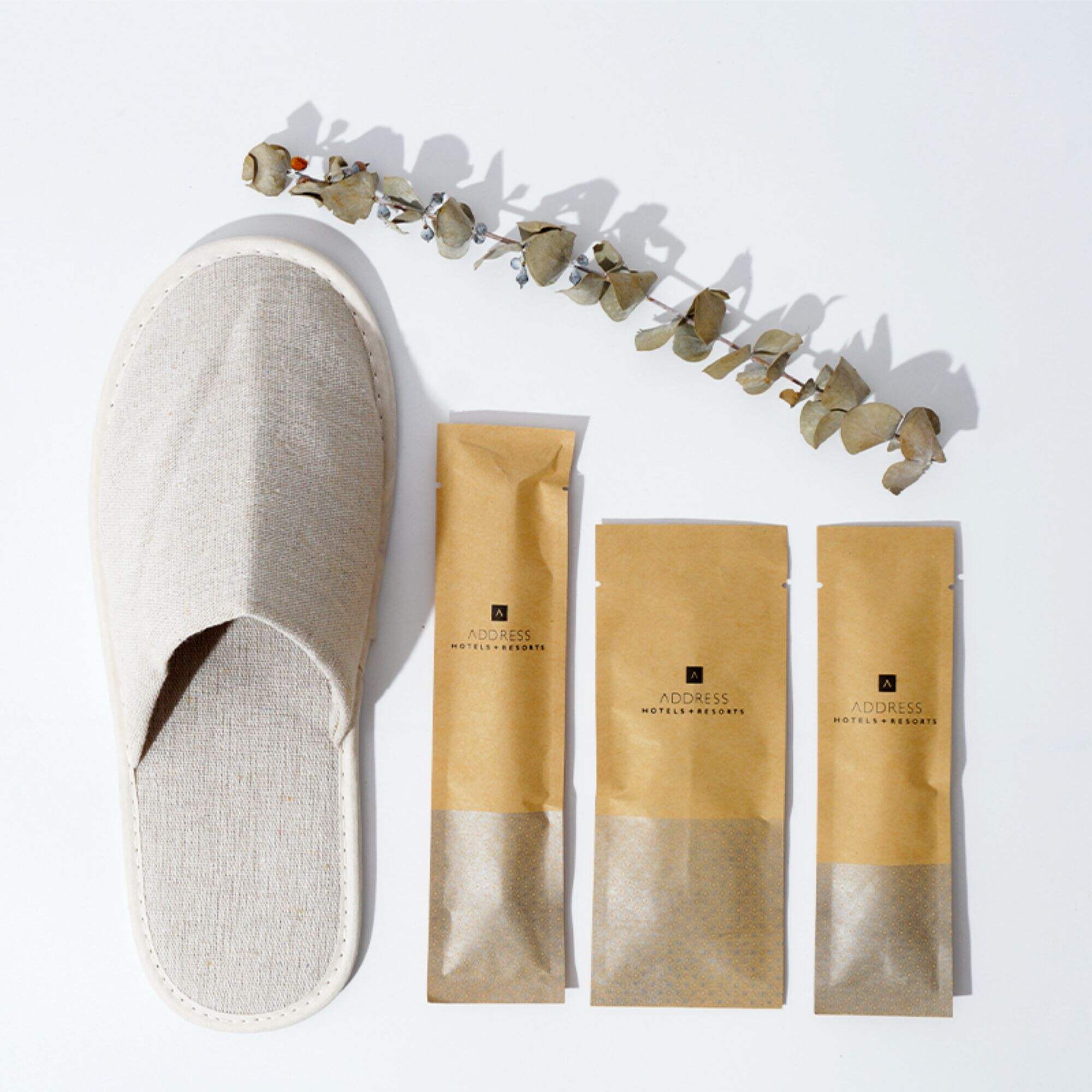 Biodegradable Disposable Hotel Dry Amenities Set Custom Design Eco Bag Packaging Travel Amenities