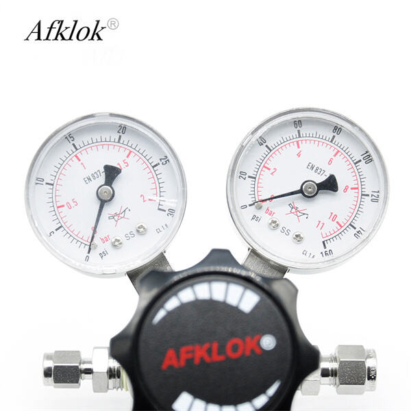 Penanganan aman gas bertekanan tinggi dengan regulator nitrogen.