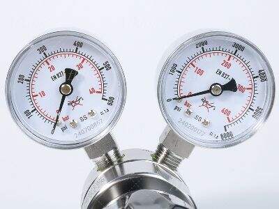 Jak regulátor tlaku v lahvi řídí průtok plynu a stabilitu výstupního tlaku