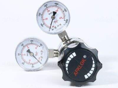 シリンダ圧力レギュレータにおける出力の不均一性の原因は何ですか