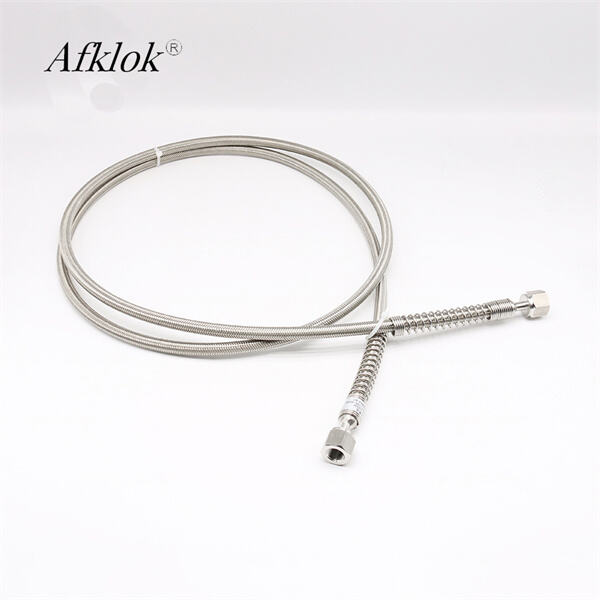 金属製の柔軟ホースで作業を完了