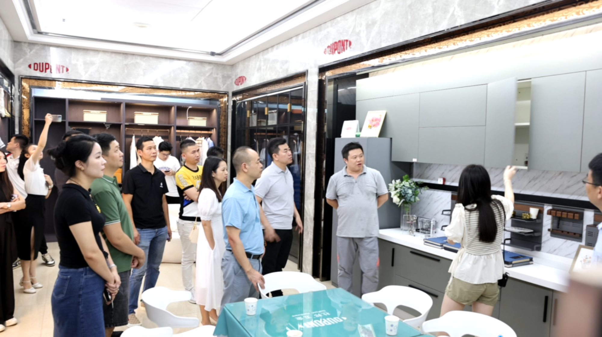 Informazioni sull'hardware ROEASY | Un caloroso benvenuto al team di ispezione e scambio del comitato giovanile della Camera di commercio dei materiali da costruzione della casa del Guangdong nella nostra azienda per visite e scambi