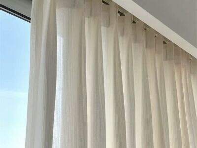 Comment superposer des rideaux transparents avec d'autres décorations de fenêtre