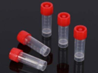 كيفية ضمان النظافة والسلامة في جمع عينات البول