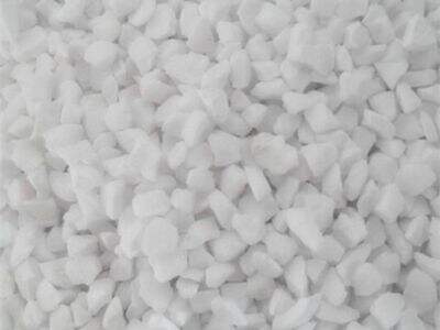 ما الذي يجعل الألومينا المُصهورة البيضاء مثالية للصقل الدقيق؟