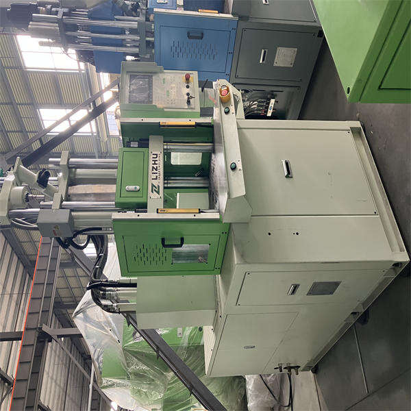 Versatile Vertical Plastic Moulding Machine for Customized Molding Applications.