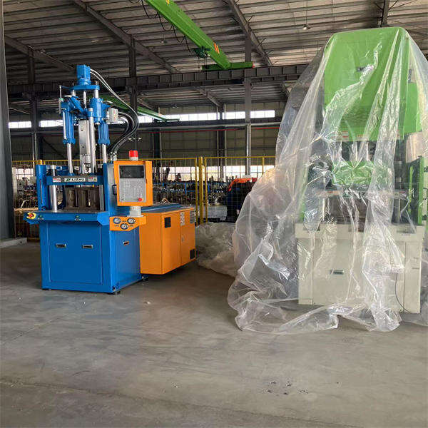 Comparing Vertical Injection Molding Machine Manufacturers to Select the Right Partner