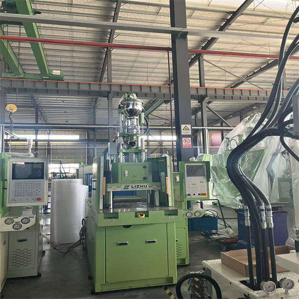 Élevez votre fabrication avec la machine de moulage par injection polyvalente et compacte