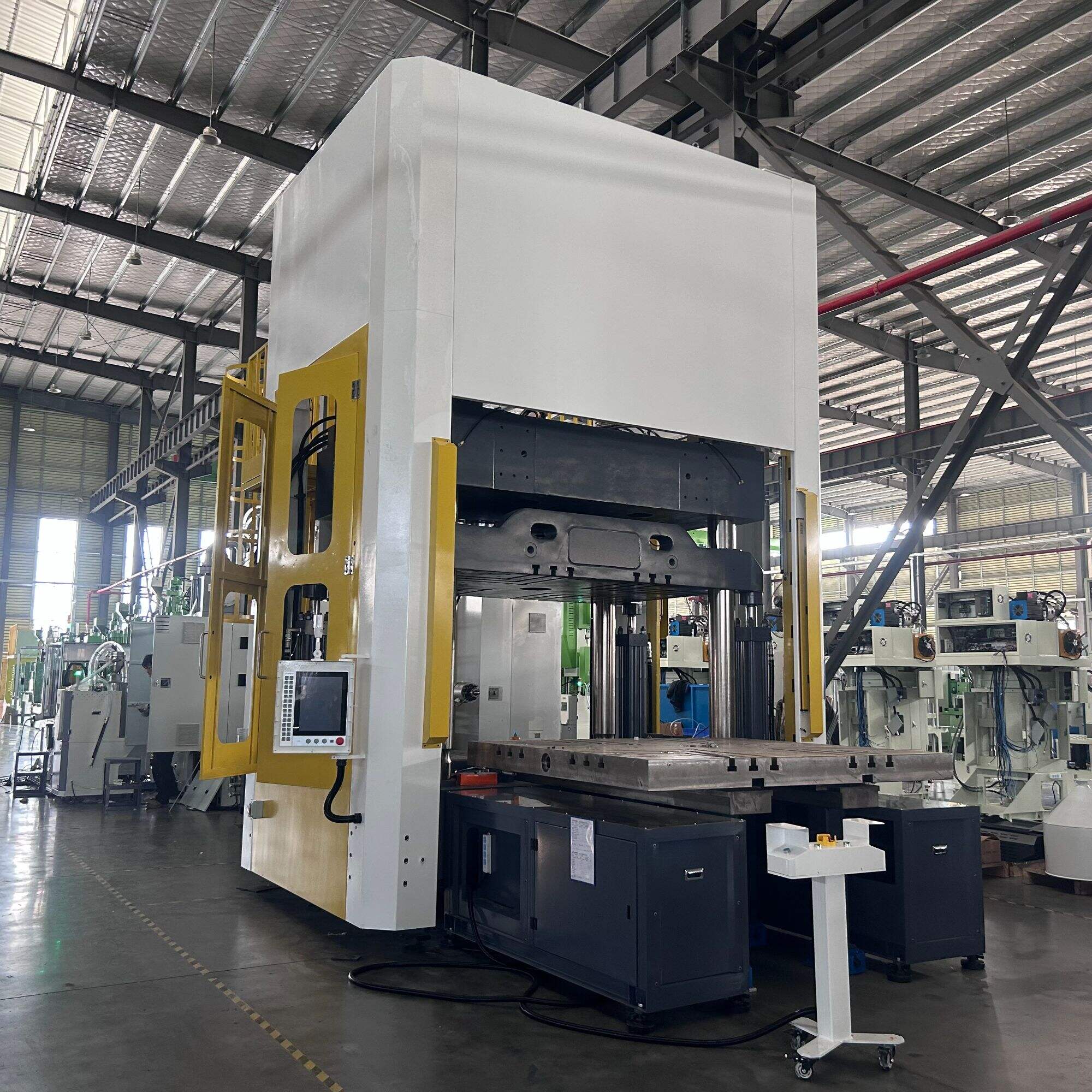 Vertical clamping horizontal injection molding machine 1000 Tons