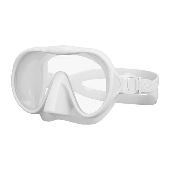 Unobstructed panoramic views with a frameless scuba mask