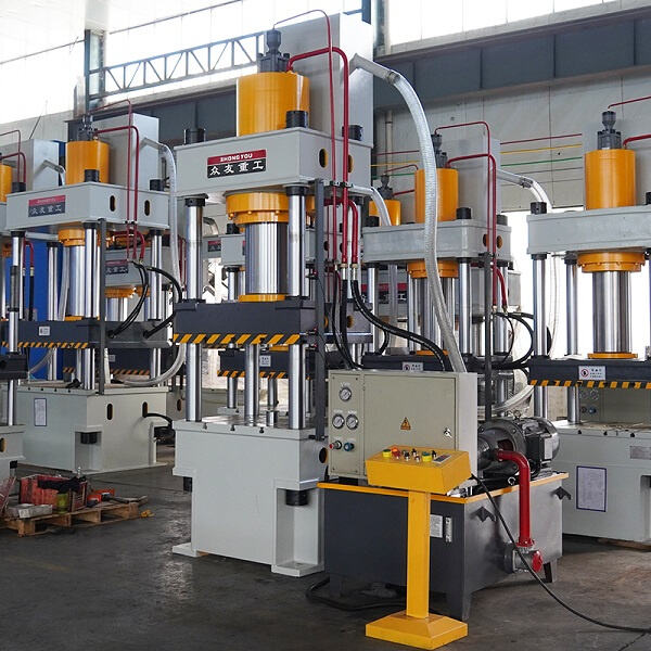 복잡한 금속 형태를 유압으로 마스터하기