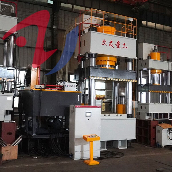 La Force Impressionnante de la Plus Grande Presse Hydraulique du Monde en Action