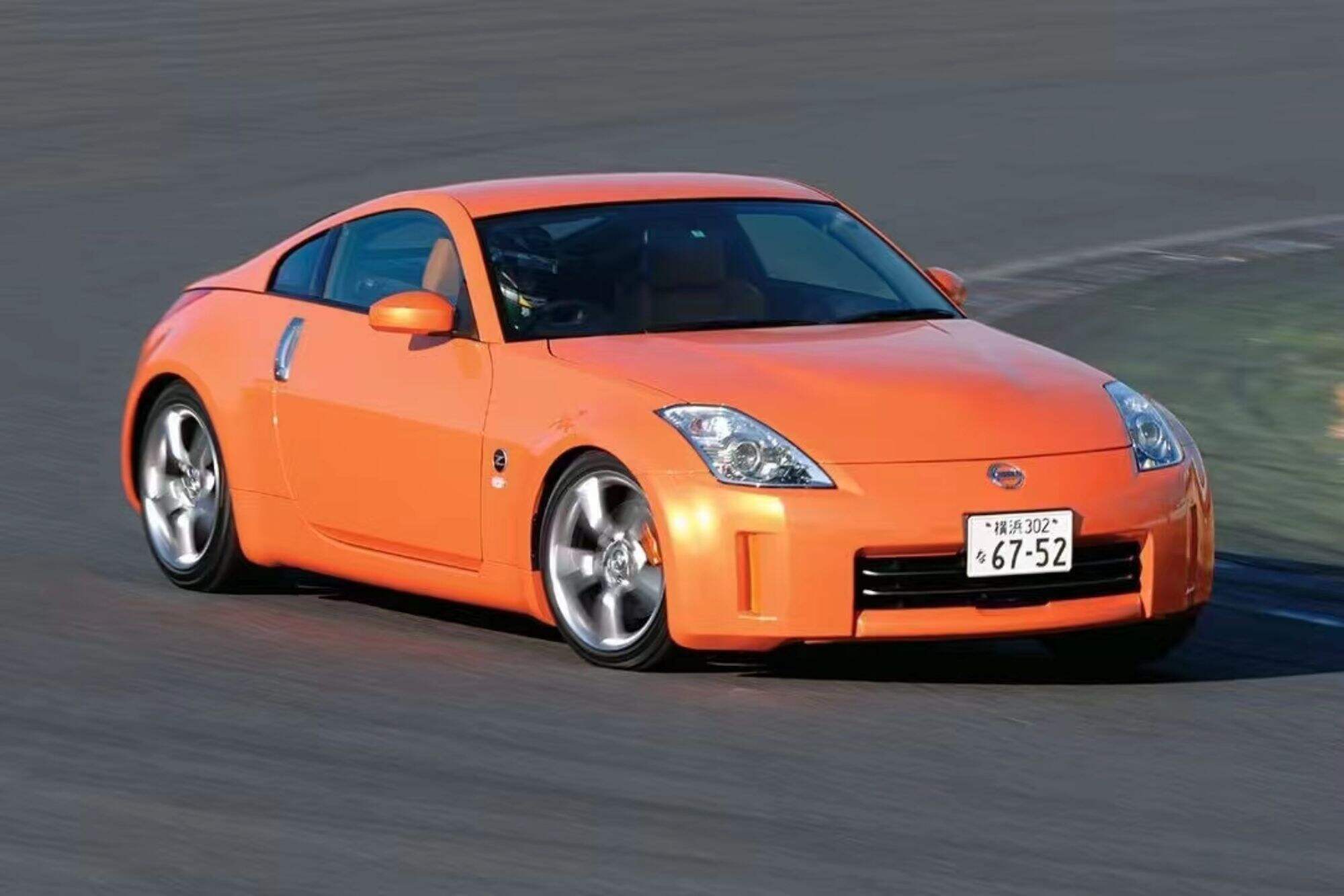 Why Choose a Carbon Fiber Hood for Your 350Z?