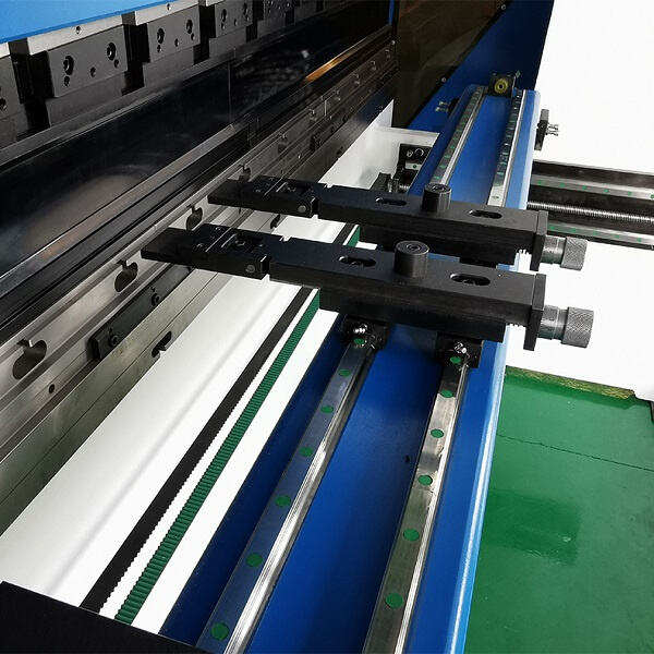 إطلاق إمكانيات ماكينة ثني CNC لتلبية احتياجات التشكيل الخاصة بك