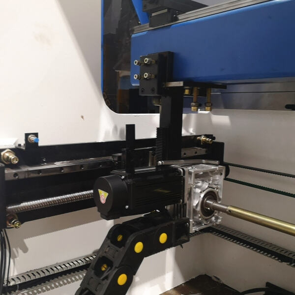 Dosahování přesnosti s technologií hydraulického brzdícího stroje