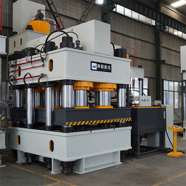 Направимо нашу велику хидрауличну пресу за ваше специфичне потребе и захтеве, оптимизујући ваш радни ток за повећање продуктивности.