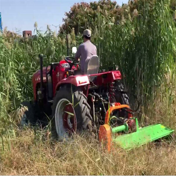 複数の作業に使用するトラクタとスキッドスティア