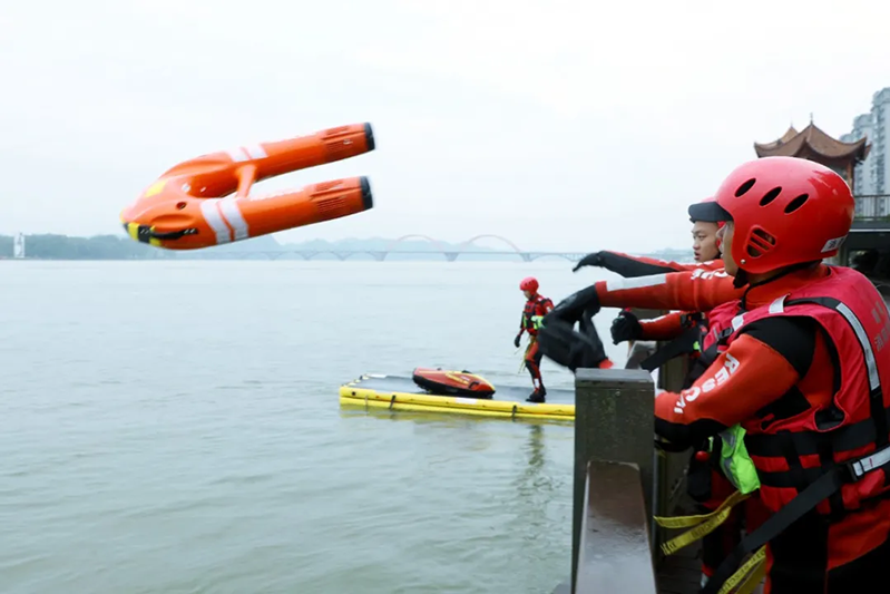 Super inspirerend! in de Changde water redding grootschalige gezamenlijke oefening, alle soorten brandbestrijding