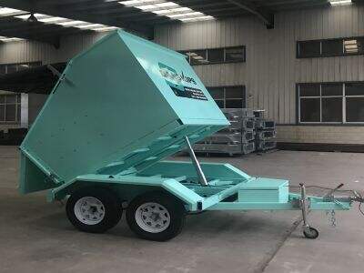 Hydraulic tipper trailers for transport of vehicles and boats