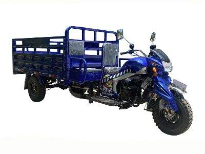 В чем разница в расходе топлива и мощности между трехколесными транспортными средствами с объемом двигателя 150 см³, 200 см³ и 250 см³?