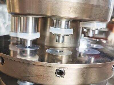Come lo Strumento di Alta Qualità per le Pressi per Compressi Migliora la Coerenza delle Tavolette e l'Efficienza della Produzione