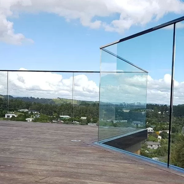 Advantages of a glass balustrade for decking