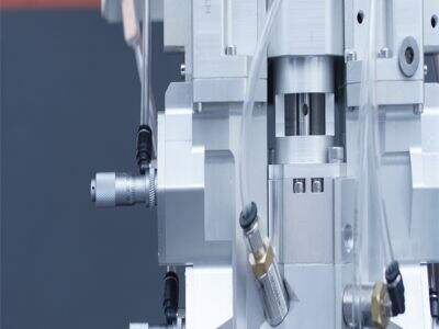 لماذا تُستخدم آلات إغلاق الفقاعات الآلية بشكل متزايد في خطوط الإنتاج الآلية