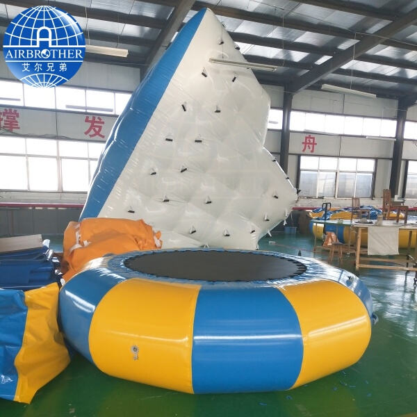 Inflateable 워터 트램펄린으로 점프와 회전의 즐거움을 경험하세요
