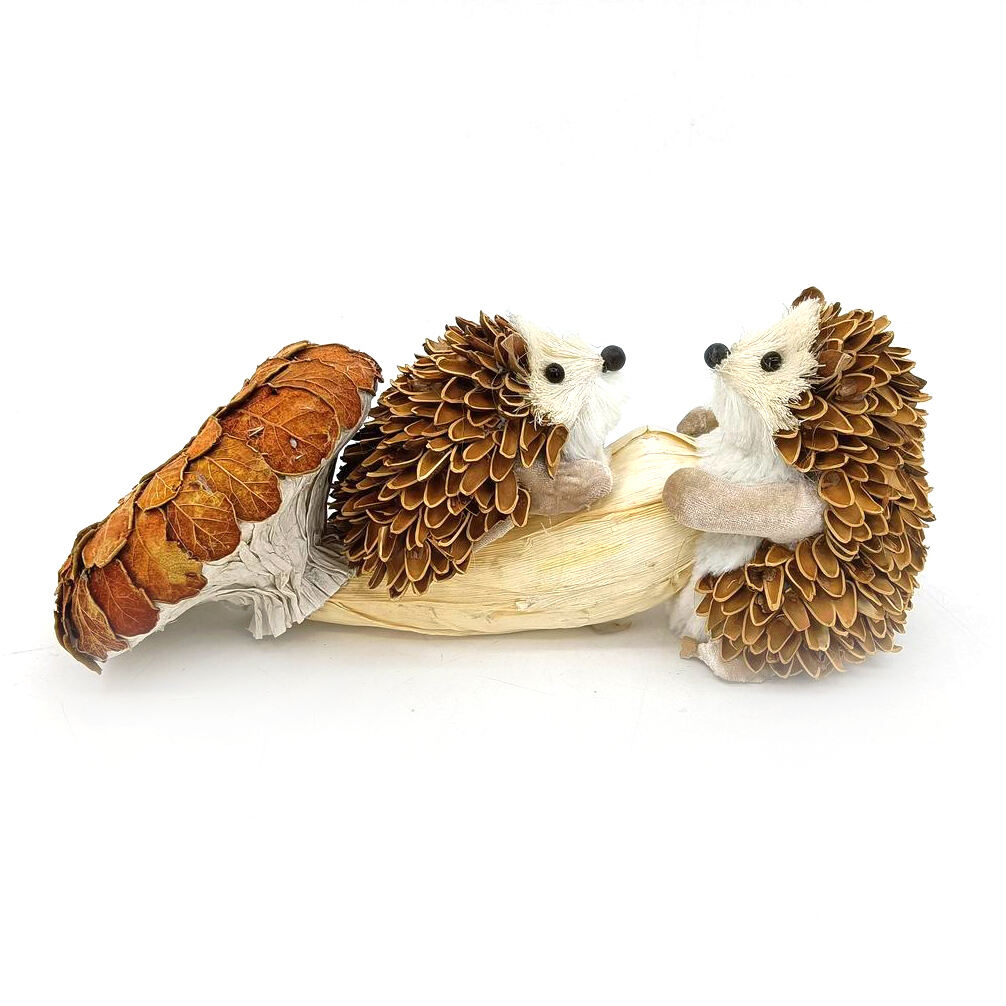 Natural Pine Nut Shell hedgehog for Indoor Decoration