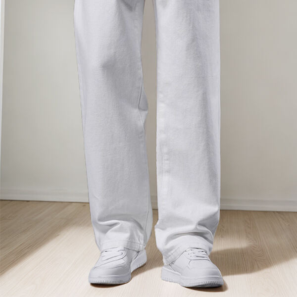 Sikkerhedselementer i hvide slæbende jeans
