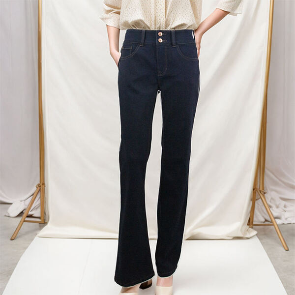 Brug af trendige jeans for kvinder