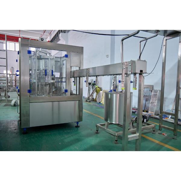 Pogled iza kulisa tvornice za punjenje mineralne vode.